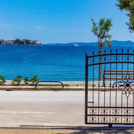 Lanterna Puntamika Apt. Near *