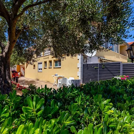 Lanterna Puntamika Apt. Near アパート