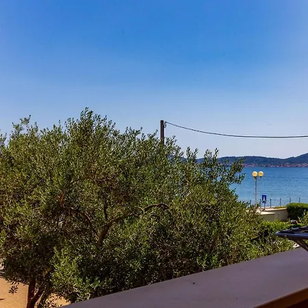 アパート Lanterna Puntamika Apt. Near ザダル