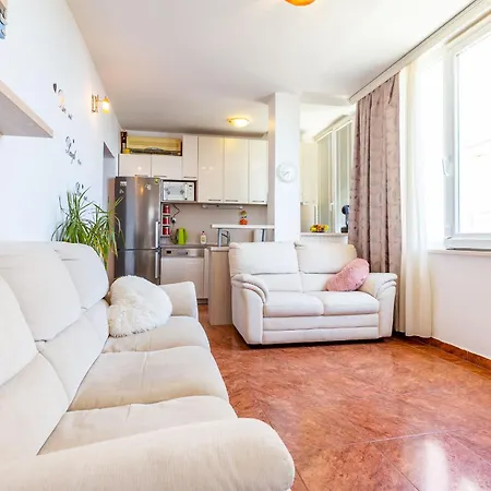 Lanterna Puntamika Apt. Near * ザダル