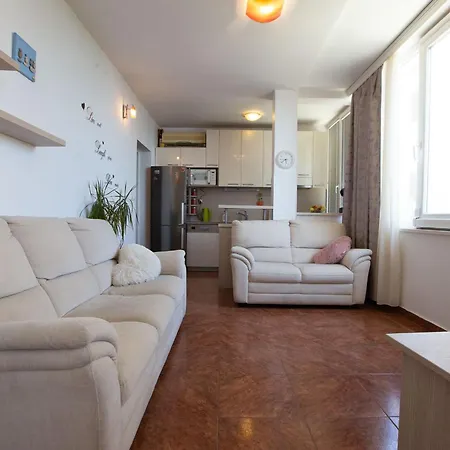 Lanterna Puntamika Apt. Near アパート *