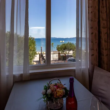 アパート Lanterna Puntamika Apt. Near ザダル