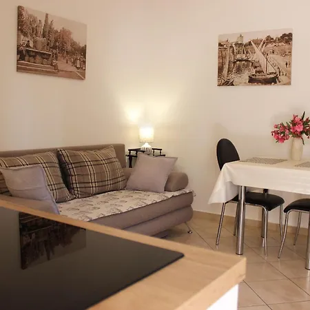 Lanterna Puntamika Apt. Near *