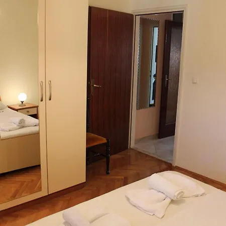 Lanterna Puntamika Apt. Near *