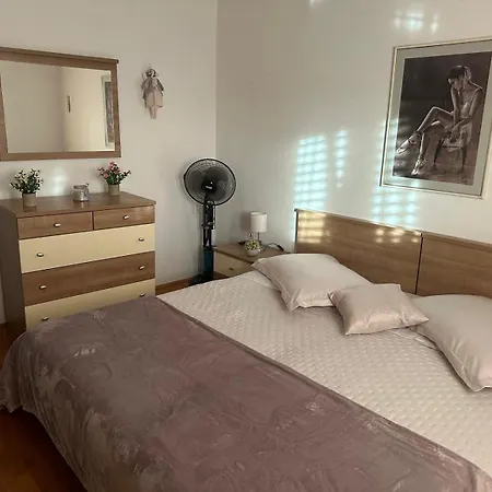 Lanterna Puntamika Apt. Near *