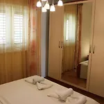 Lanterna Puntamika Apt. Near Apartament