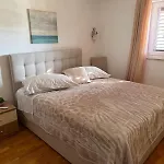 Lanterna Puntamika Apt. Near *