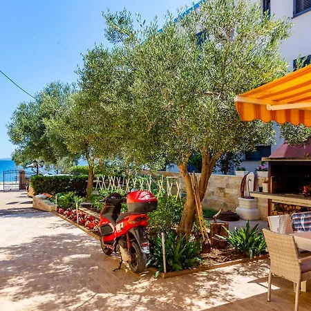 Апартаменти Lanterna Puntamika Apt. Near
