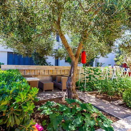 Lanterna Puntamika Apt. Near *