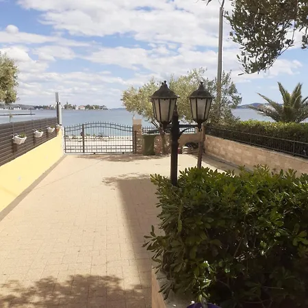 Апартаменти Lanterna Puntamika Apt. Near Задар