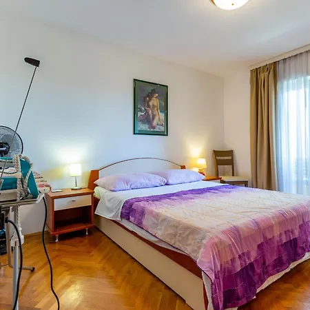 Lanterna Puntamika Apt. Near Apartment