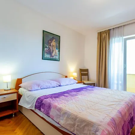 Lanterna Puntamika Apt. Near *