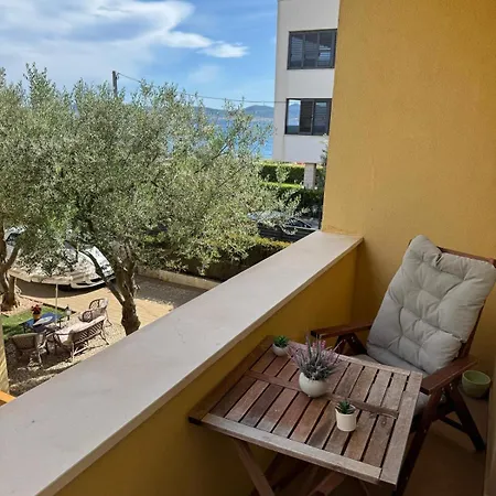 Lanterna Puntamika Apt. Near *