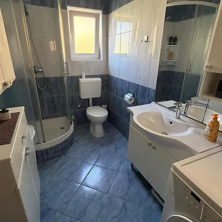 Lanterna Puntamika Apt. Near דירה זאדאר