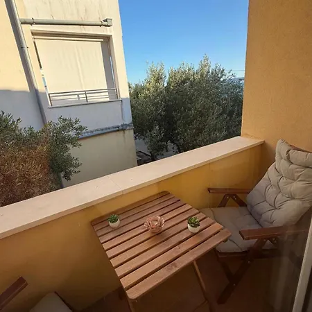 Lanterna Puntamika Apt. Near דירה