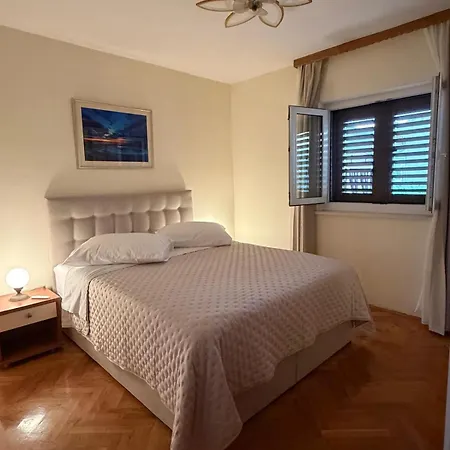 Lanterna Puntamika Apt. Near דירה זאדאר