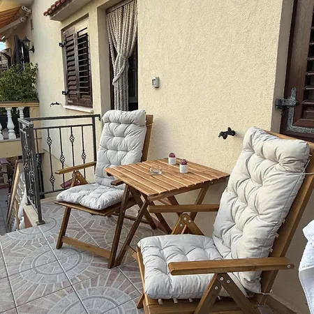 Lanterna Puntamika Apt. Near זאדאר
