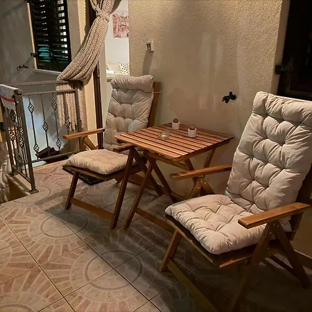 Lanterna Puntamika Apt. Near זאדאר