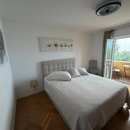 Lanterna Puntamika Apt. Near דירה