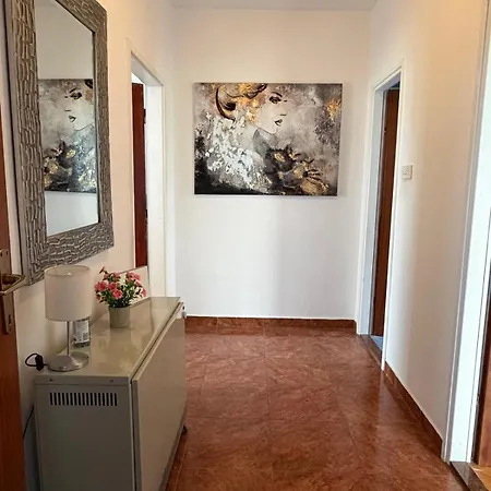 Lanterna Puntamika Apt. Near דירה זאדאר